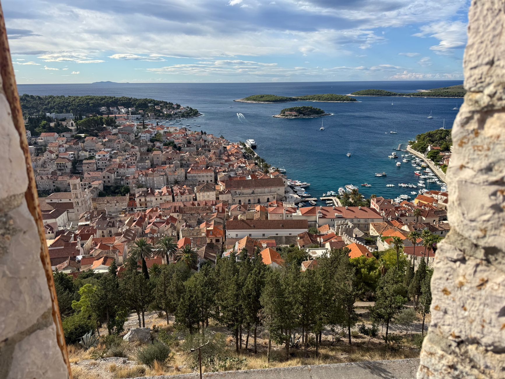 Vue sur le port et la ville de Hvar