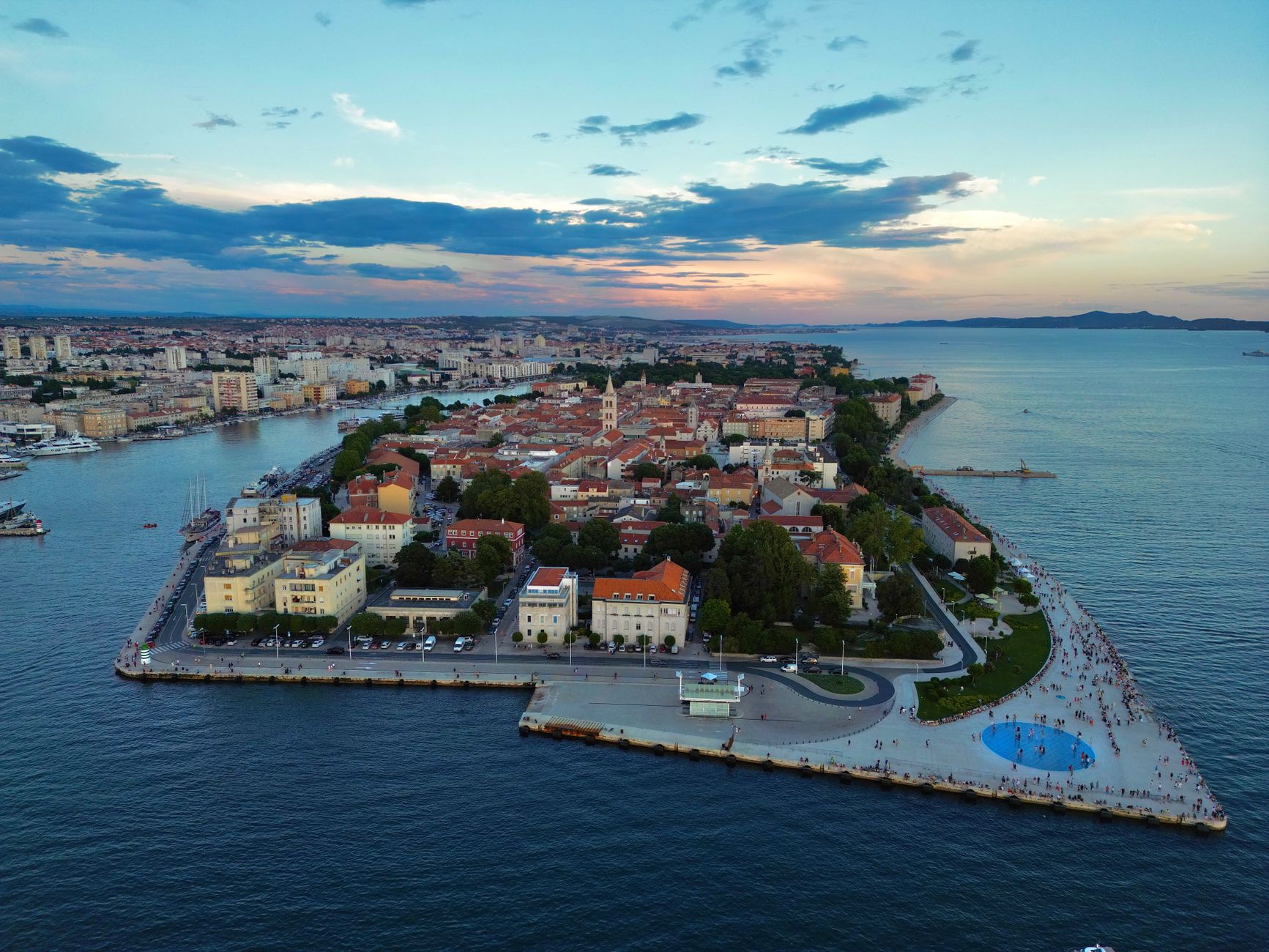 Coucher de soleil sur le front de mer de Zadar